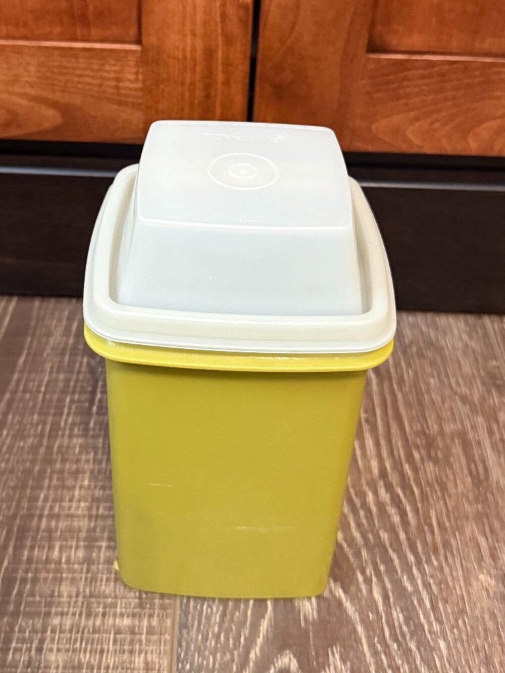 Tupperware Pick-A-Deli Pickle Container - Picture 3 of 16